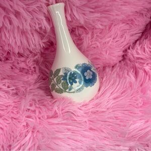 WEDGWOOD Bone China vase MADE IN ENGLAND CLEMENTINE